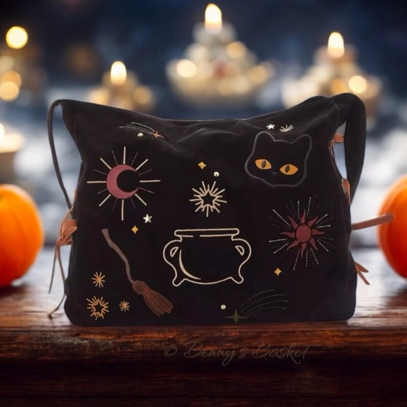 Her Universe Disney Hocus Pocus Black Icons Velvet Embroidered Crossbody Bag NWT - Picture 4 of 16
